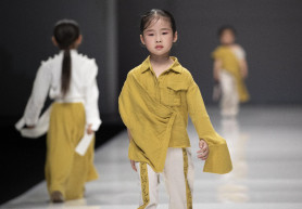 Kína engedélyezi a harmadik gyereket a pároknak