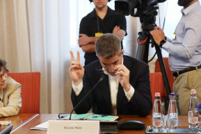 Kocsis mentelmi jogának fenntartását javasolja a bizottság