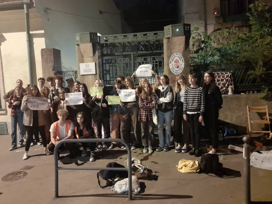 Négy budapesti gimnázium előtt is virrasztottak a diákok tiltakozásképpen