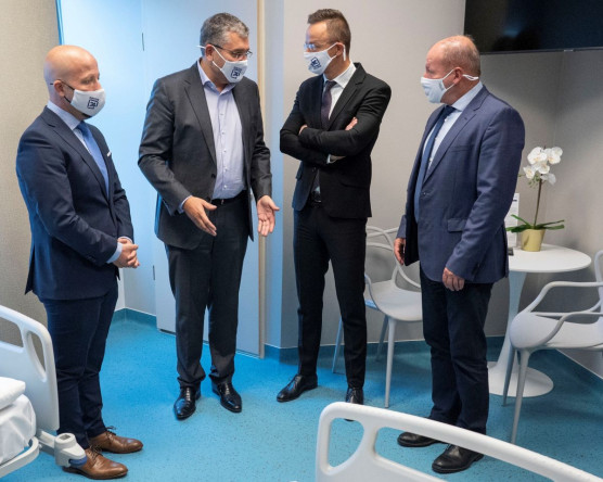 Szijjártó jelentette be Kóka közpénztámogatással épült magánkórházának fejlesztését