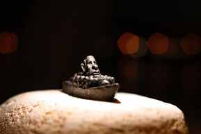 Mini Putyin vezette orosz hadihajó a kinyújtott ujjon – háborús emlékművet kapott Budapest