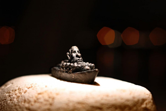 Mini Putyin vezette orosz hadihajó a kinyújtott ujjon – háborús emlékművet kapott Budapest