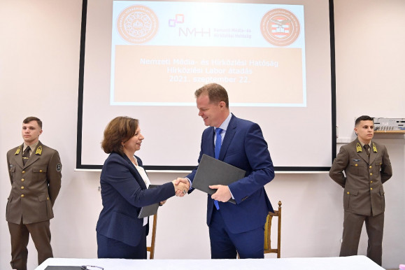 Vásárhelyi Mária: A hatóság bandzsa tekintete