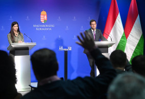 Kormányinfó: Alaptörvény-módosítással indít az új kormány