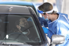 Több mint húszezer új fertőzöttet azonosítottak hétfőn Izraelben. Ez a szám a koronavírus megjelenése óta nem volt ilyen magas