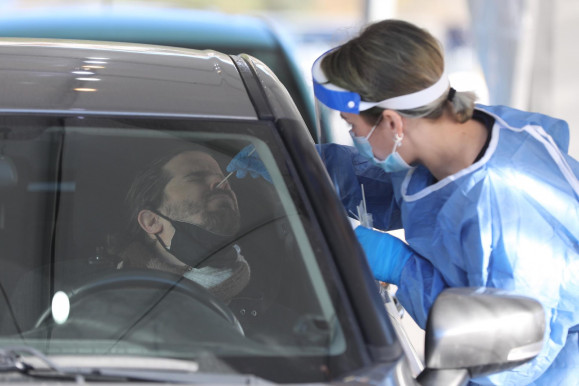 Több mint húszezer új fertőzöttet azonosítottak hétfőn Izraelben. Ez a szám a koronavírus megjelenése óta nem volt ilyen magas