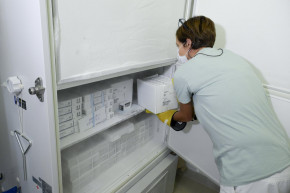 Megérkeztek az új emlékeztető vakcinák, az egészségügyi dolgozók kaphatják meg először