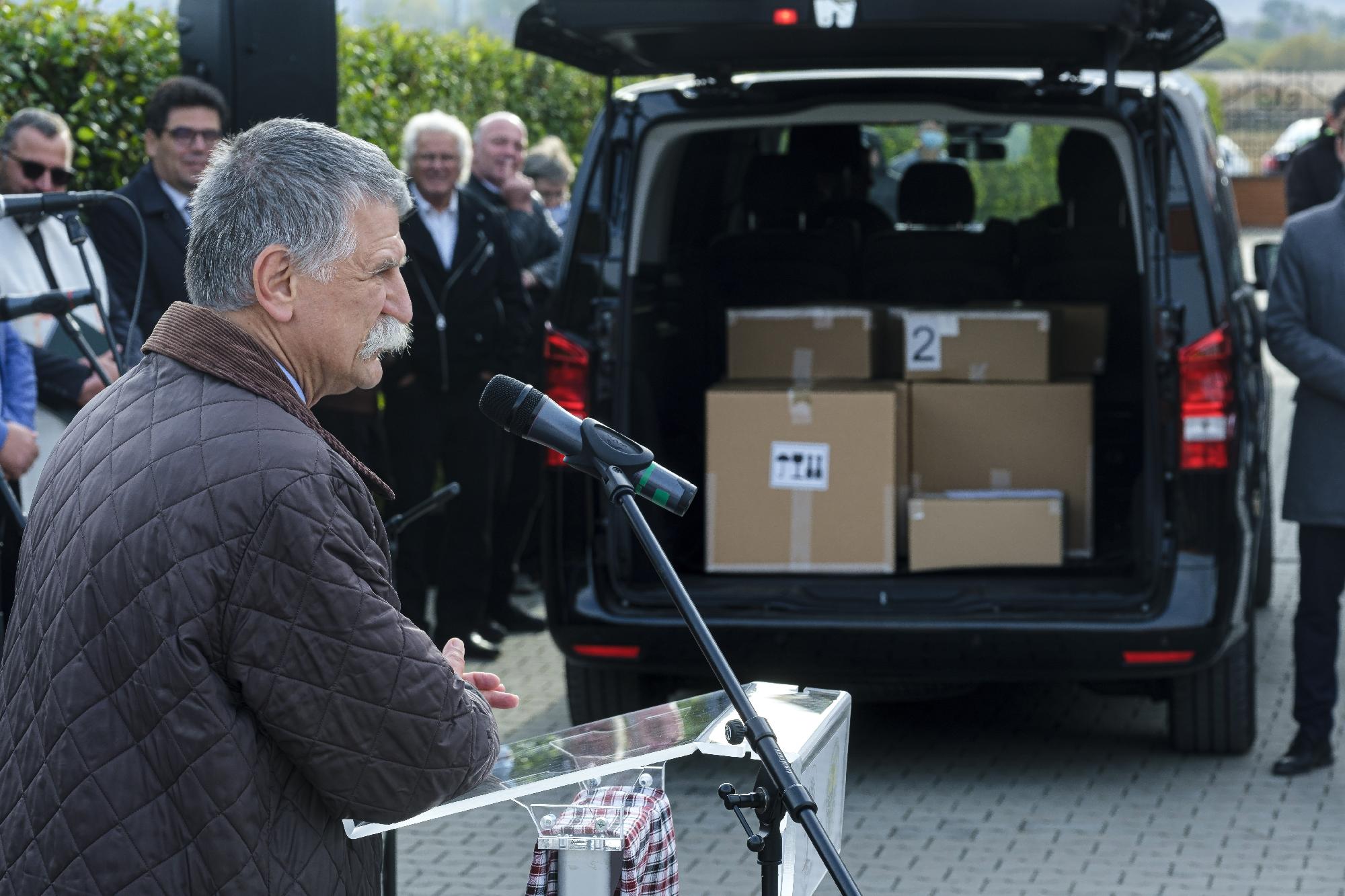 Kövér László lélegeztetőgépeket adott át a csíkszeredai