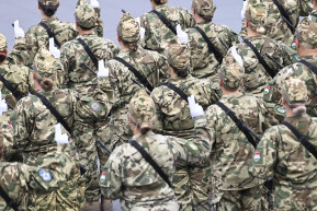 Tagadja a volt katonatiszt, hogy beosztottjait szexre akarta kényszeríteni