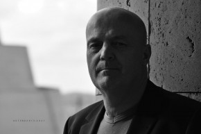 Kukorelly Endre: Hallgat szépen ül