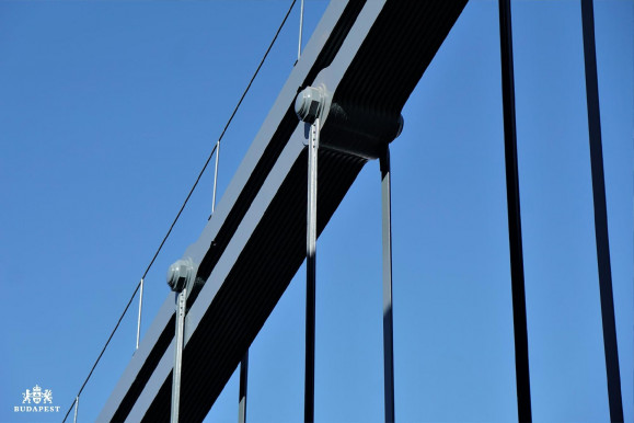 Először látható a Lánchíd új, kékesszürke színe