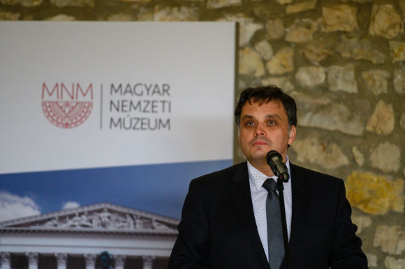 Brüsszelezés, gázembargó mint hidrogénbomba – ilyen egy iskolai ünnepség, amikor felszólal az államtitkár