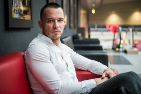 Színjáték színpadon és a villamosmegállóban