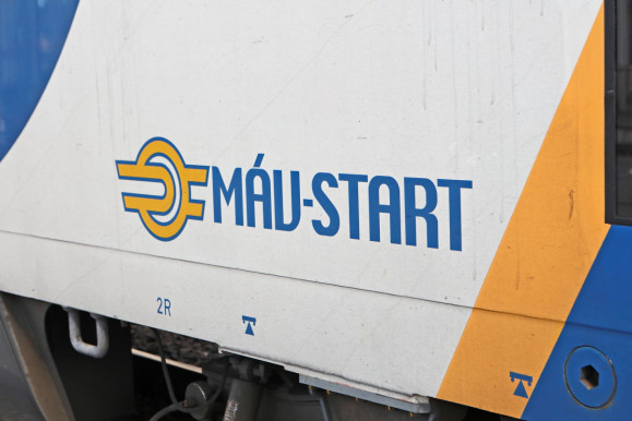 Leselejtezett, de új vonatokat is vesz a MÁV Svájctól