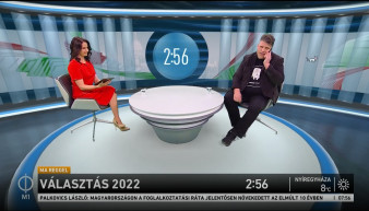 Stand-uppal támadtak a kétfarkú kutyák a köztévében