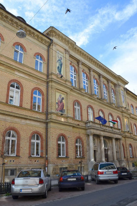 Kirúgták a Madách gimnázium igazgatóját, mert nem tiltja ki a tanulók mobiljait