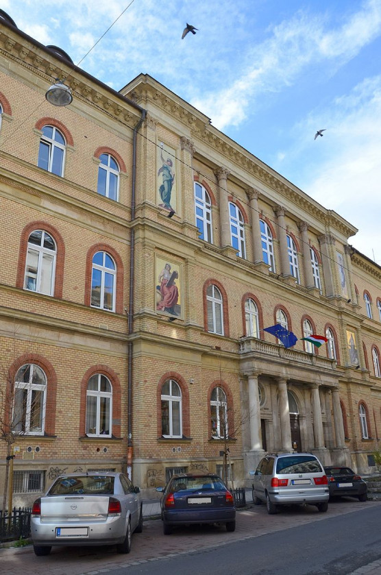 Kirúgták a Madách gimnázium igazgatóját, mert nem tiltja ki a tanulók mobiljait