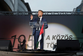 Magyar Péter Donald Tusk példáját követné az EU-s pénzek visszahozatala ügyében