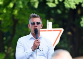 Magyar Péter követeléseket ragasztott a közmédia épületére