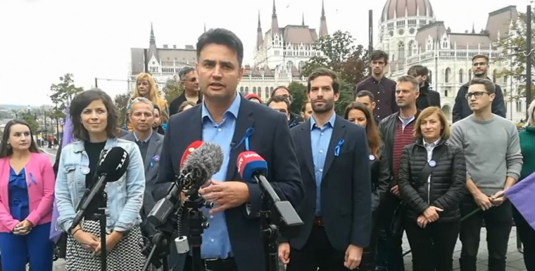 A Momentum beállt Márki-Zay mögé