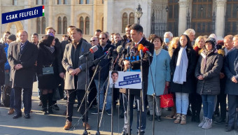Népszavazási aláírásgyűjtésbe kezd az ellenzék, jelentette be Márki-Zay Péter a Kossuth téren