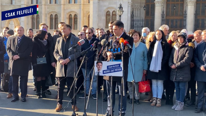 Népszavazási aláírásgyűjtésbe kezd az ellenzék, jelentette be Márki-Zay Péter a Kossuth téren