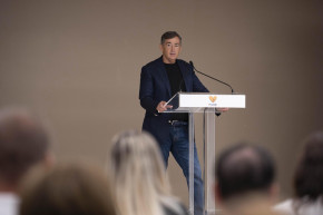 Hazajött a jachtozásból, gyorsan szétjótékonykodott 200 milliót Mészáros Lőrinc