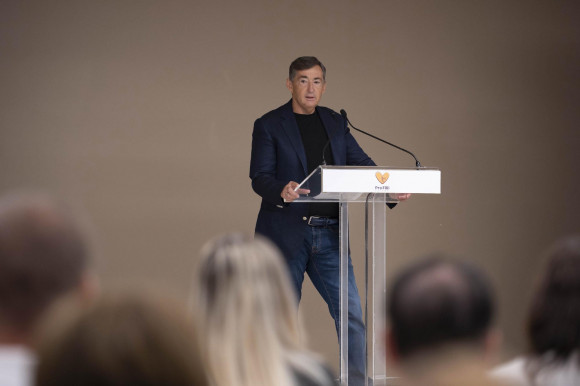 Hazajött a jachtozásból, gyorsan szétjótékonykodott 200 milliót Mészáros Lőrinc