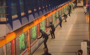Percek alatt legraffitizett egy prágai metrót egy fiatal csapat, az utasok védték a szerelvényt, lökdösődtek