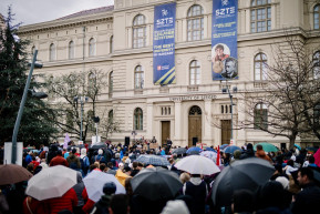 A Pride-törvény ellen tüntettek Szegeden is, hidat is foglaltak