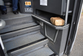 Távolsági buszokon utaztatták az illegálisan váltott valutát Budapest és Lenti között