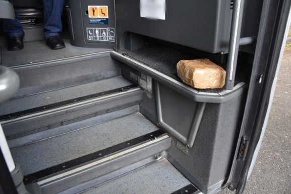 Távolsági buszokon utaztatták az illegálisan váltott valutát Budapest és Lenti között