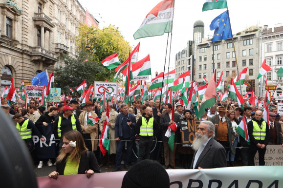 Megbecsülték, hányan lehetnek ott vasárnap a Tisza menetén