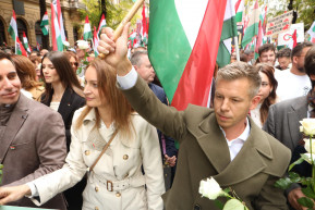 Tele az utca Magyar Péterék menetén a Hősök terétől a Deákig 