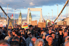 Drog- és tüntetőmentes ország – Selmeci János jegyzete