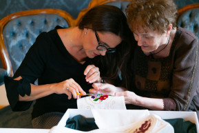 Hímzett papi stólát visz ajándékba a pápának Novák Katalin. Az utolsó öltéseket maga a köztársasági elnök készítette