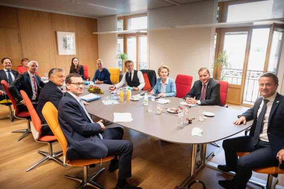 Megszorították Orbán Viktort a jogállamisággal? Csak szemüveg kérdése