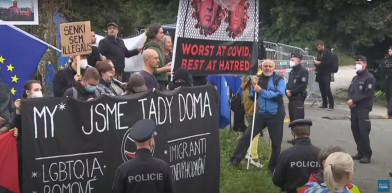 Tüntetők fogadták Orbán Viktort Prágában. 