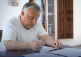 Egyik veszélyállapotból ki, a másikba be – Ez Orbán politikájának a lényege