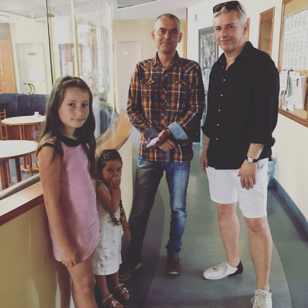 Orosvári Zsolt és Alföldi Róbert találkozása a stúdió előtt