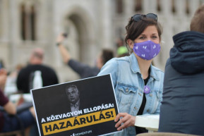 Teraszos tüntetés után: amint a járványhelyzet engedi, visszatér az utcára a Momentum