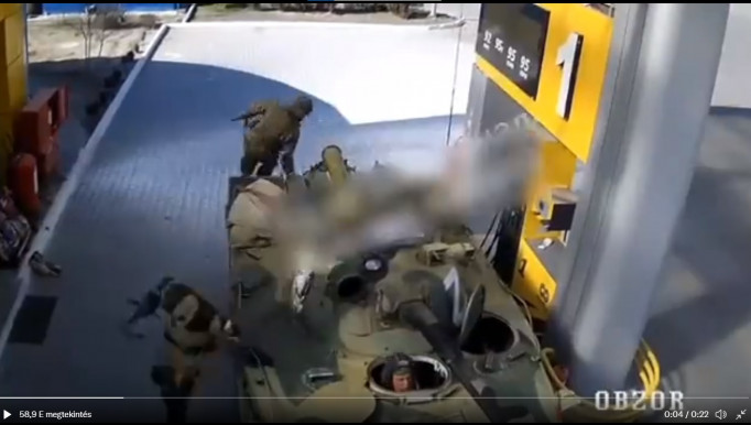 Az ukrán külügy benzinkutat kifosztó orosz katonákról osztott meg egy videót