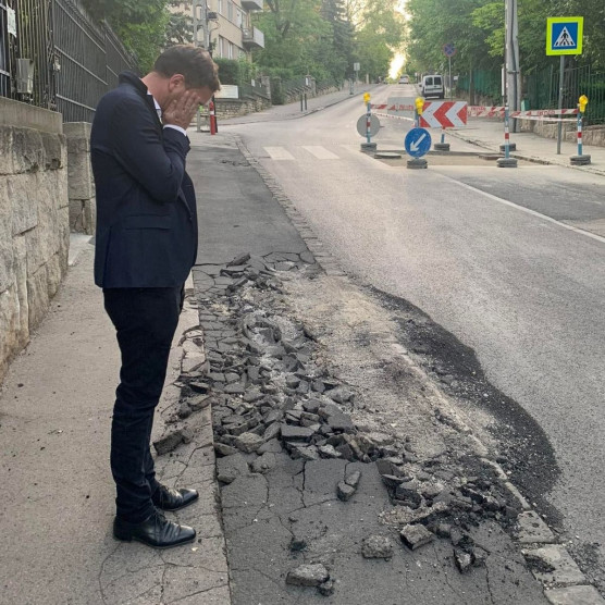 Kiborult a II. kerületi polgármester a széttört járdával és káosszal járó felújításon