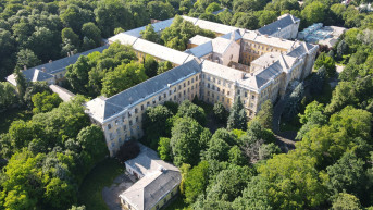 Téboly: elmegyógyintézetből elit magániskola