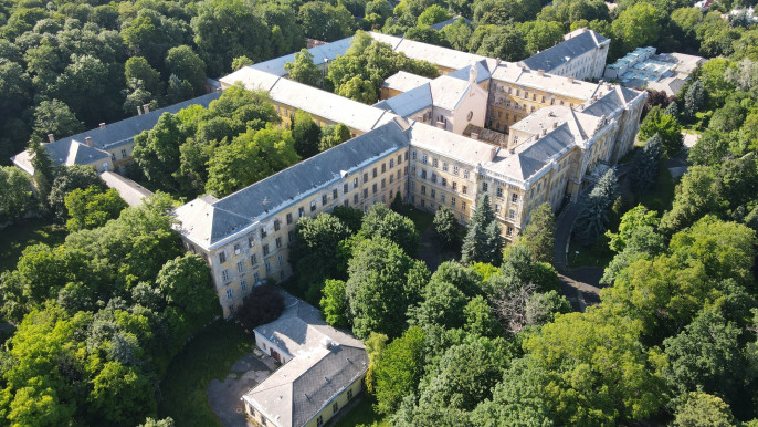 Téboly: elmegyógyintézetből elit magániskola