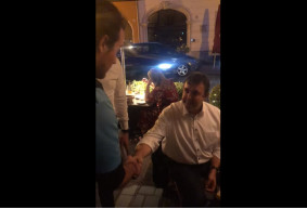 Palkoviccsal találkozott Mészáros Lőrinc embere, amikor a Momentum elnöke odavitt hozzájuk egy tiltakozó futárt 