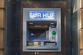 Az önkormányzatoknak ingyen kell helyet biztosítaniuk az új ATM-eknek