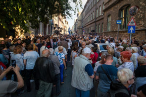 Pikóék mellett tüntetett az ellenzék