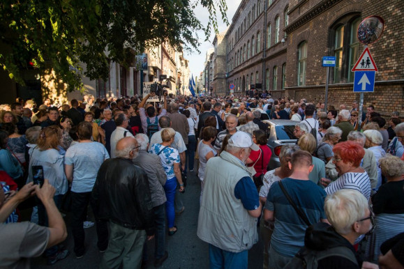 Pikóék mellett tüntetett az ellenzék