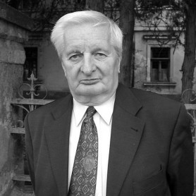 Meghalt Pomogáts Béla író, irodalomtörténész